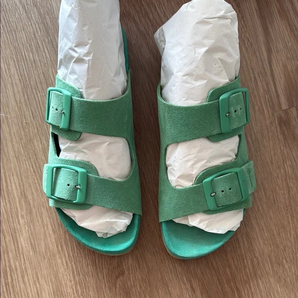 Women's Green Buckle Sandals - Picture 5 of 5